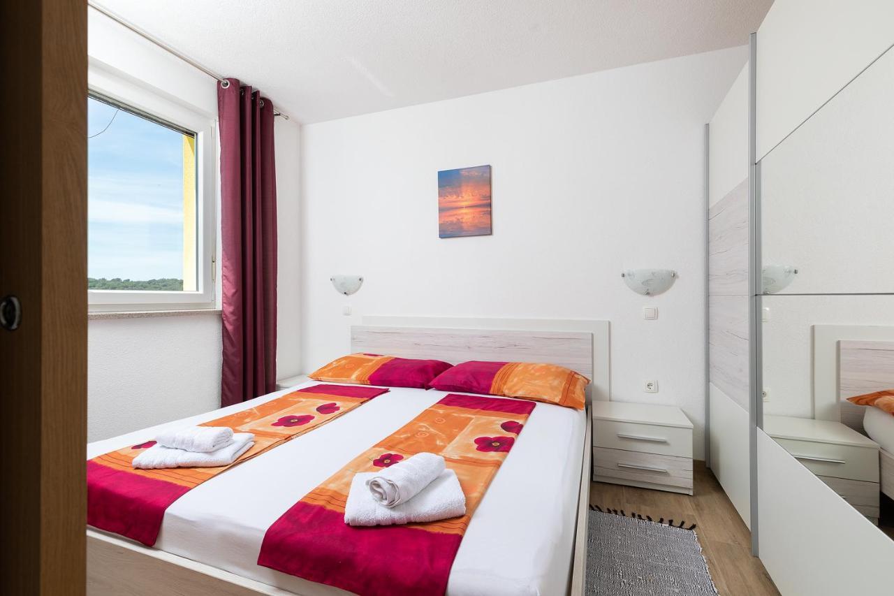 Apartmani Mirna Luka Pomer Luaran gambar