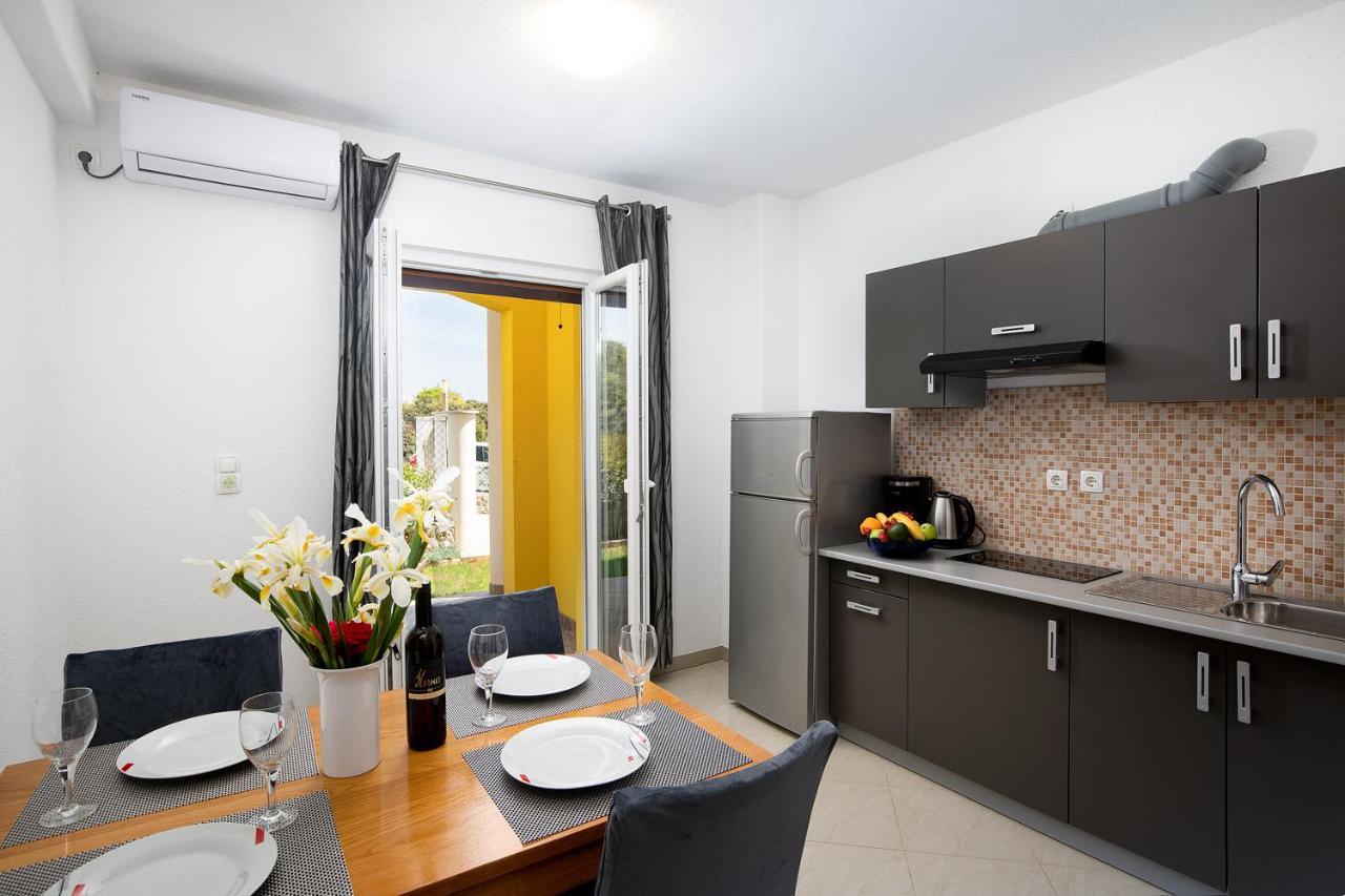Apartmani Mirna Luka Pomer Luaran gambar