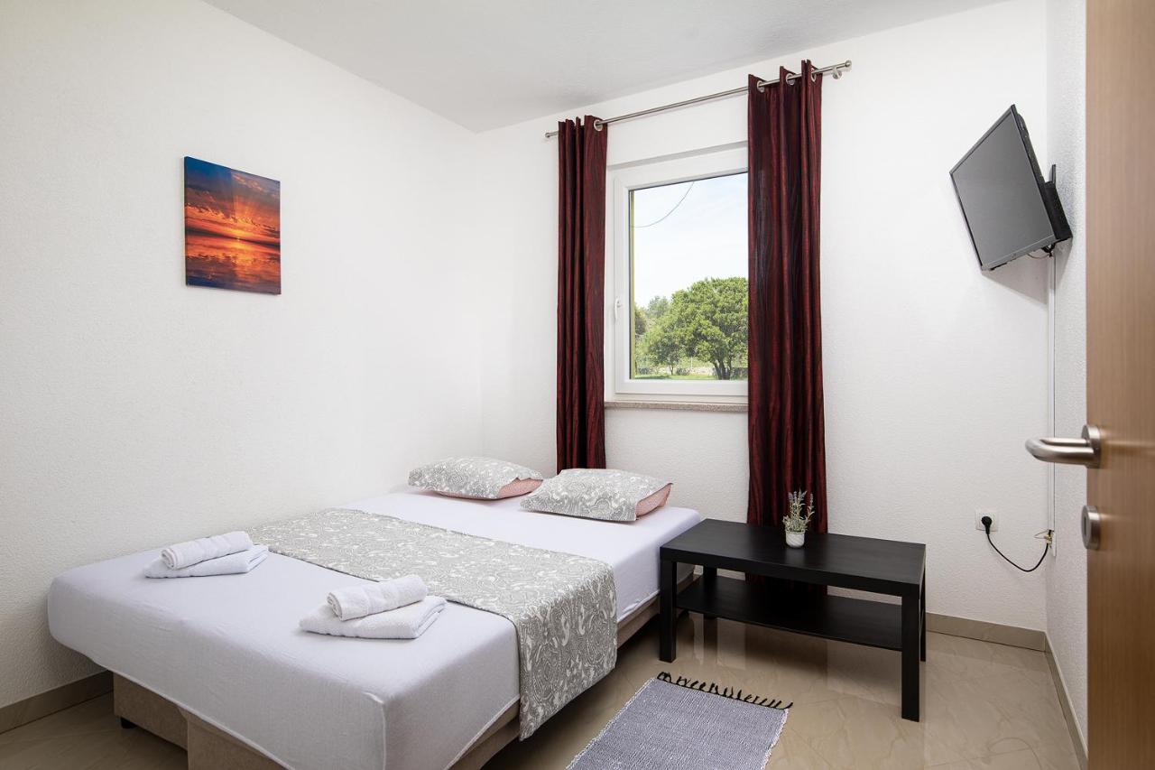 Apartmani Mirna Luka Pomer Luaran gambar